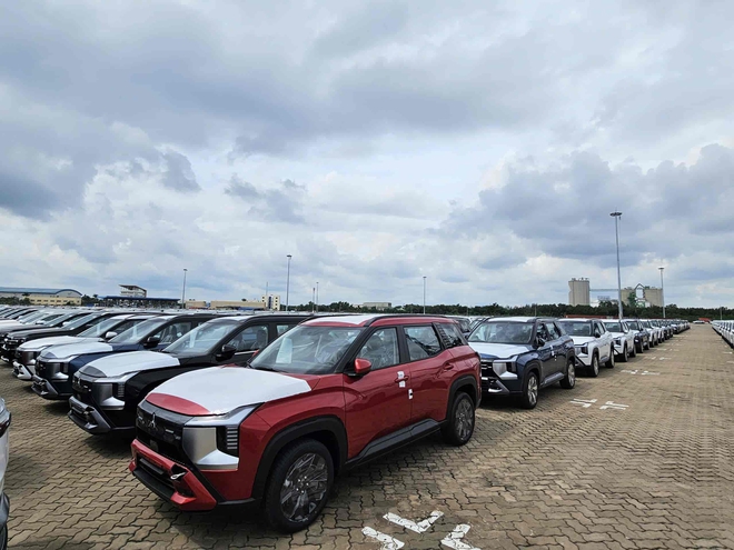 Lô Mitsubishi Destinator đầu tiên cập cảng Việt Nam: Ít nhất 2 bản với ngoại hình khác biệt, có ADAS, dễ 'hot' khi ra mắt đầu tháng sau- Ảnh 2. Lô Mitsubishi Destinator đầu tiên cập cảng Việt Nam: Ít nhất 2 bản với ngoại hình khác biệt, có ADAS, dễ 'hot' khi ra mắt đầu tháng sau- Ảnh 2.