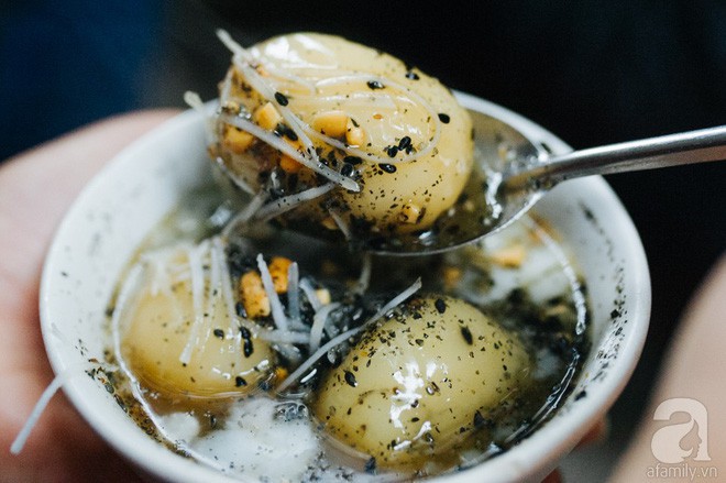 Khách Tây trầm trồ khi ăn món bình dân chỉ vài nghìn trong chợ Việt, nhận xét: "Nó thật sự ở cái tầm!"- Ảnh 7.