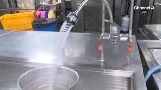 Dừng ngay việc lấy nước nóng trực tiếp từ vòi để nấu ăn: Thử nghiệm của chuyên gia đưa ra kết quả bất ngờ- Ảnh 2. Dừng ngay việc lấy nước nóng trực tiếp từ vòi để nấu ăn: Thử nghiệm của chuyên gia đưa ra kết quả bất ngờ- Ảnh 2.