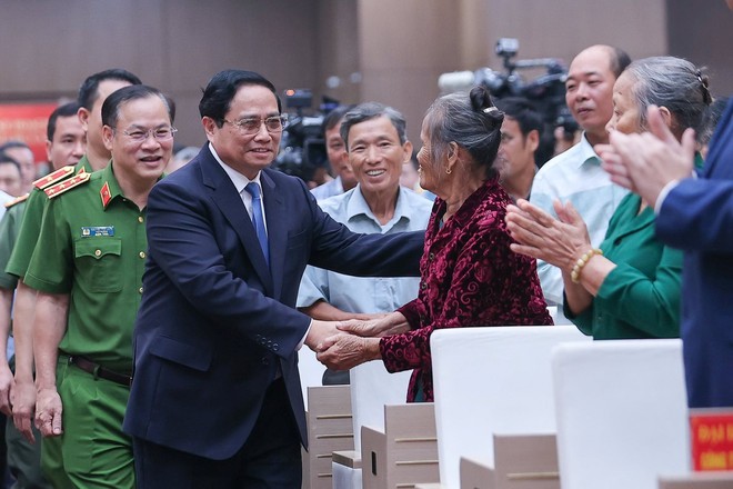 Thủ tướng dự Hội nghị trực tuyến sơ kết 1 năm triển khai kế hoạch số 356/KH-BCA-C06 về thu nhận mẫu ADN cho thân nhân của liệt sĩ chưa xác nhận được danh tính trên toàn quốc, chiều 25/7. Hội nghị có công bố kết quả của dự án có sự tham gia của GeneStory.