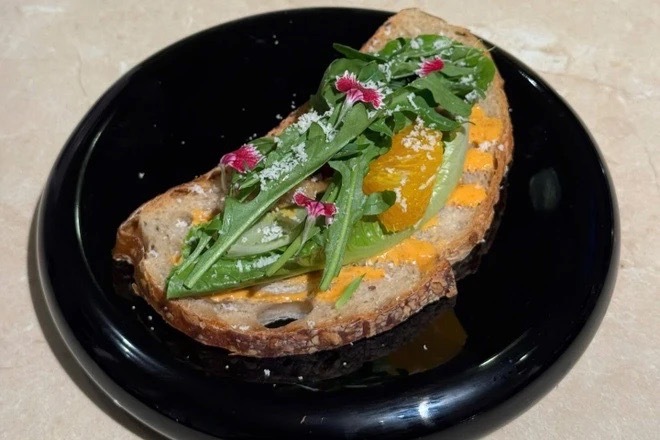 Khách Tây lạy chủ quán ở Hà Nội vì bán đồ ăn quá ngon: Vị khách gọi 12 món- Ảnh 3.