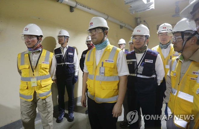 Một phái đoàn Hàn Quốc kiểm tra Nhà máy Điện hạt nhân Barakah đang được xây dựng tại UAE vào ngày 5/12/2018. Ảnh: Yonhap News