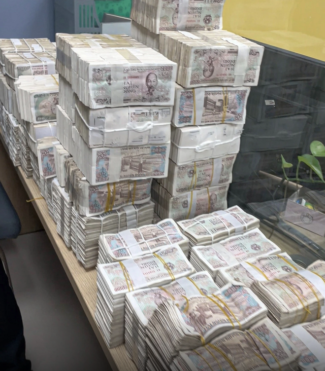 Khách mang đầy một bàn tiền lẻ đi mua ô tô ở Lạng Sơn: Tổng số tiền gây "choáng"- Ảnh 1. Khách mang đầy một bàn tiền lẻ đi mua ô tô ở Lạng Sơn: Tổng số tiền gây "choáng"- Ảnh 1.
