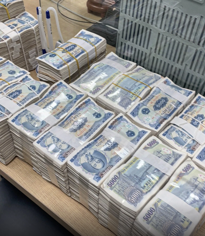Khách mang đầy một bàn tiền lẻ đi mua ô tô ở Lạng Sơn: Tổng số tiền gây "choáng"- Ảnh 2. Khách mang đầy một bàn tiền lẻ đi mua ô tô ở Lạng Sơn: Tổng số tiền gây "choáng"- Ảnh 2.