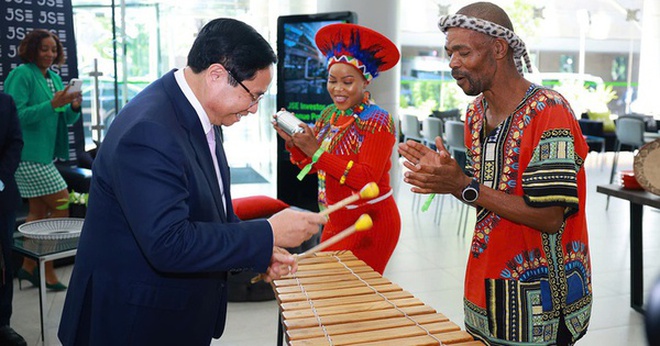 Thủ tướng Phạm Minh Chính khai trương phiên giao dịch tại Thị trường Chứng khoán Johannesburg. Ảnh: VGP