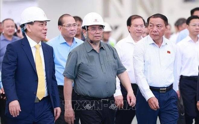 Thủ tướng đến thăm và kiểm tra tiến độ thi công dự án Trung tâm Triển lãm Quốc gia, ngày 19/5/2025. Ảnh: TTXVN

