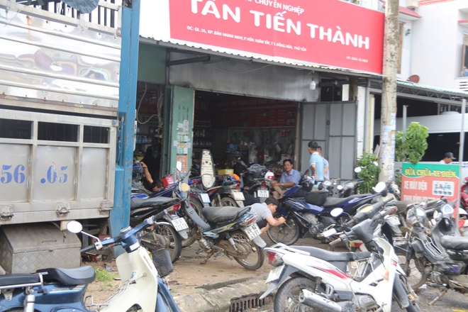 Cảnh người dân Đắk Lắk ùn ùn đi sửa xe sau lũ dữ- Ảnh 4. Cảnh người dân Đắk Lắk ùn ùn đi sửa xe sau lũ dữ- Ảnh 4.