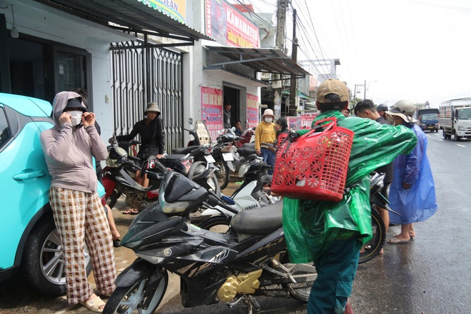 Cảnh người dân Đắk Lắk ùn ùn đi sửa xe sau lũ dữ- Ảnh 5. Cảnh người dân Đắk Lắk ùn ùn đi sửa xe sau lũ dữ- Ảnh 5.