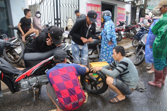Cảnh người dân Đắk Lắk ùn ùn đi sửa xe sau lũ dữ- Ảnh 6. Cảnh người dân Đắk Lắk ùn ùn đi sửa xe sau lũ dữ- Ảnh 6.