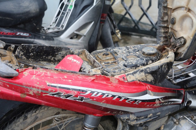 Cảnh người dân Đắk Lắk ùn ùn đi sửa xe sau lũ dữ- Ảnh 7. Cảnh người dân Đắk Lắk ùn ùn đi sửa xe sau lũ dữ- Ảnh 7.