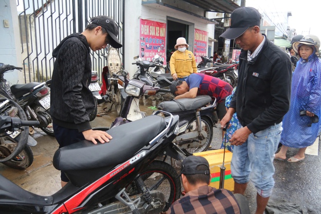 Cảnh người dân Đắk Lắk ùn ùn đi sửa xe sau lũ dữ- Ảnh 8. Cảnh người dân Đắk Lắk ùn ùn đi sửa xe sau lũ dữ- Ảnh 8.