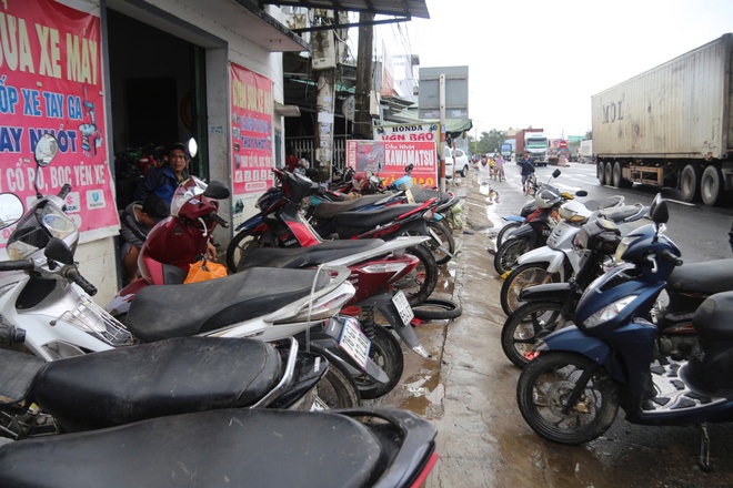 Cảnh người dân Đắk Lắk ùn ùn đi sửa xe sau lũ dữ- Ảnh 9. Cảnh người dân Đắk Lắk ùn ùn đi sửa xe sau lũ dữ- Ảnh 9.