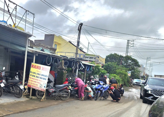 Cảnh người dân Đắk Lắk ùn ùn đi sửa xe sau lũ dữ- Ảnh 3. Cảnh người dân Đắk Lắk ùn ùn đi sửa xe sau lũ dữ- Ảnh 3.