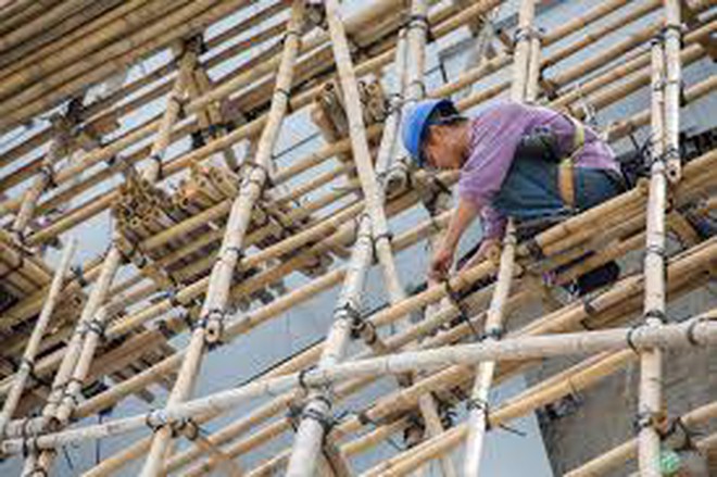 Cận cảnh giàn giáo làm bằng tre bên ngoài tòa chung cư hàng chục tầng: Vì sao đến giờ vẫn được sử dụng?- Ảnh 4.