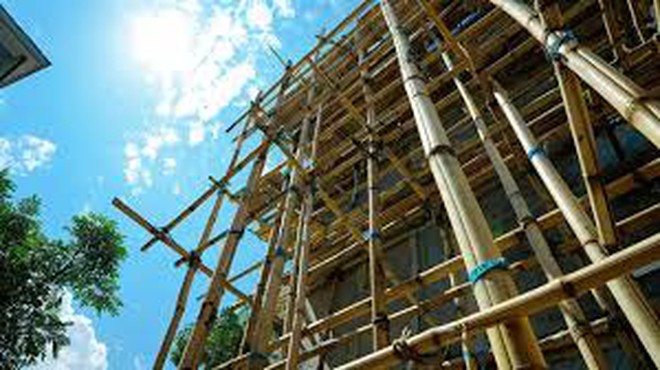 Cận cảnh giàn giáo làm bằng tre bên ngoài tòa chung cư hàng chục tầng: Vì sao đến giờ vẫn được sử dụng?- Ảnh 3.