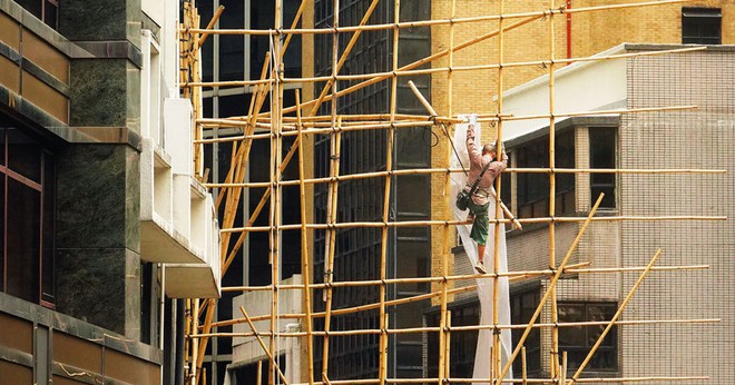 Cận cảnh giàn giáo làm bằng tre bên ngoài tòa chung cư hàng chục tầng: Vì sao đến giờ vẫn được sử dụng?- Ảnh 2.