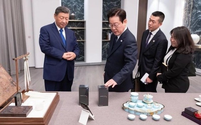 Tổng thống Hàn Quốc Lee Jae-myung và Chủ tịch Trung Quốc Tập Cận Bình xem qua các quà tặng, ngày 1/11. Ảnh: Văn phòng Tổng thống Hàn Quốc