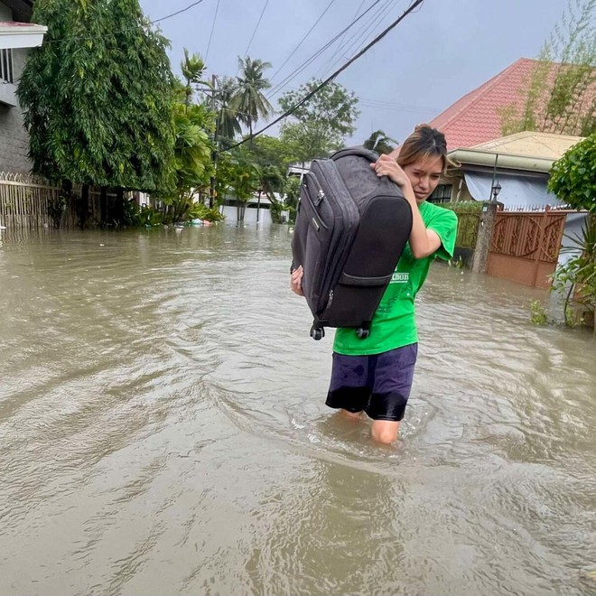 Đã có trường hợp tử vong đầu tiên do bão Kalmaegi: Hàng trăm nghìn người ảnh hưởng, phải sơ tán khẩn cấp- Ảnh 2.