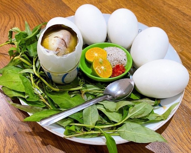 Khách Tây thử món nhiều người Việt cũng chưa chắc dám ăn, nhận xét: "Ở Mỹ tôi không thể tìm thấy nó!"- Ảnh 5.