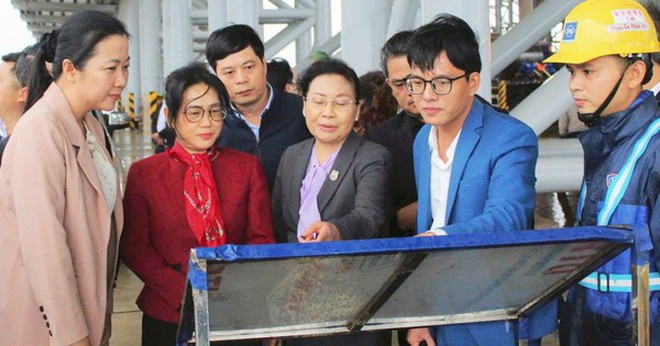 Các đại biểu nghe giới thiệu về Cảng nước sâu Sơn Dương. 