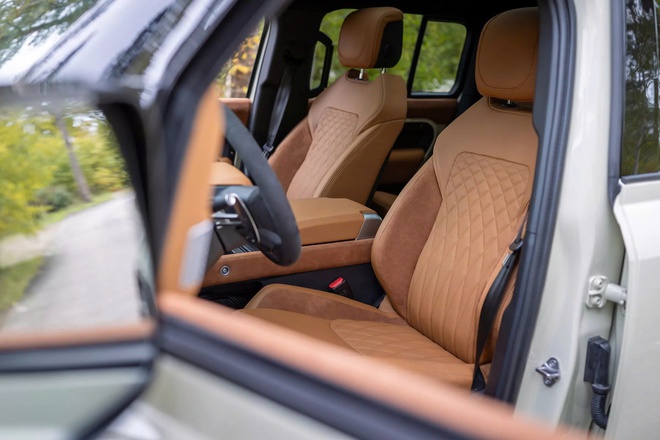 Defender bán tải đầu tiên trên thế giới: Riêng tiền độ gần bằng mua xe mới, mất 2-3 tháng để hoàn thành- Ảnh 11. Defender bán tải đầu tiên trên thế giới: Riêng tiền độ gần bằng mua xe mới, mất 2-3 tháng để hoàn thành- Ảnh 11.