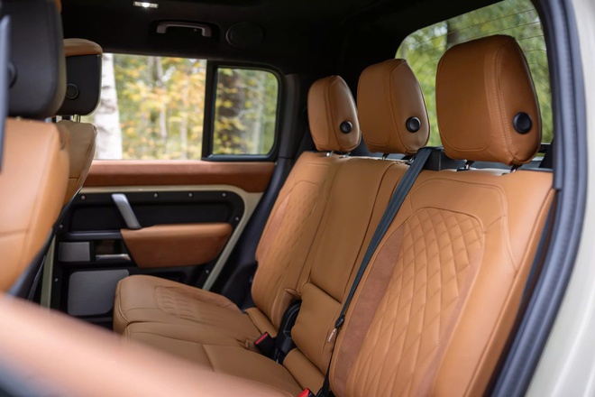 Defender bán tải đầu tiên trên thế giới: Riêng tiền độ gần bằng mua xe mới, mất 2-3 tháng để hoàn thành- Ảnh 12. Defender bán tải đầu tiên trên thế giới: Riêng tiền độ gần bằng mua xe mới, mất 2-3 tháng để hoàn thành- Ảnh 12.