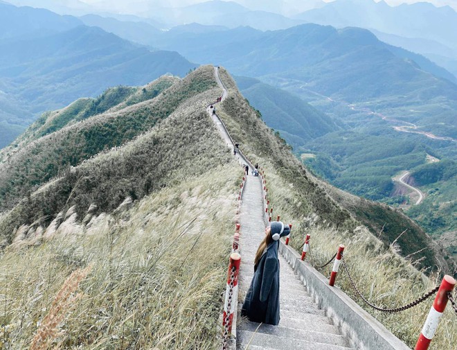 Ngoài biển, Quảng Ninh còn có 1 vùng núi nhiều người chưa biết: Đang vào mùa đẹp nhất, cảnh như phim- Ảnh 4. Ngoài biển, Quảng Ninh còn có 1 vùng núi nhiều người chưa biết: Đang vào mùa đẹp nhất, cảnh như phim- Ảnh 4.