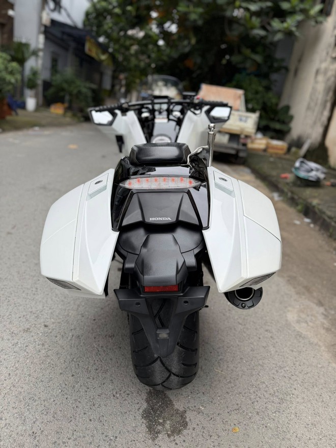Xe tay ga 'phi thuyền' của Honda đang được rao bán ở Việt Nam, dùng chung một thứ với xe dẫn đoàn CSGT- Ảnh 4.