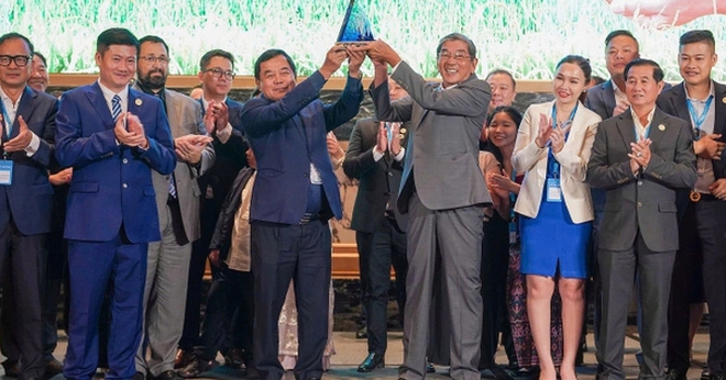 Anh hùng Lao động Hồ Quang Cua (hàng trước bên phải) cùng đoàn Việt Nam nhận giải "Gạo ngon nhất thế giới" cho sản phẩm ST25 tại cuộc thi năm 2025. Ảnh: NVCC
