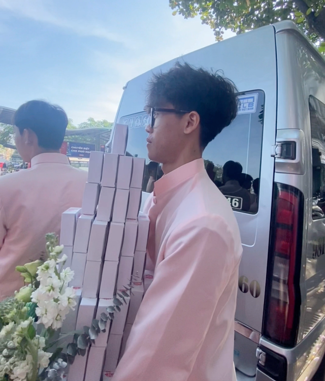 Đang chờ xe buýt, nam thanh niên bất ngờ được "nhấc" vào đội bê tráp ở Hà Nội: Cái kết đặc biệt - Ảnh 1.