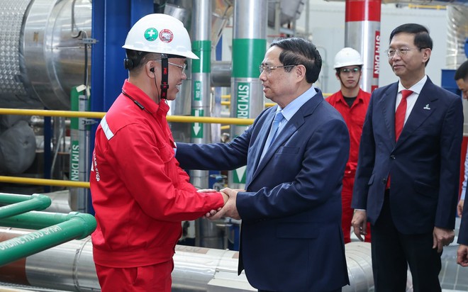 Thủ tướng với kỹ sư, công nhân vận hành Nhà máy điện LNG Nhơn Trạch 3 và 4. Ảnh: VGP