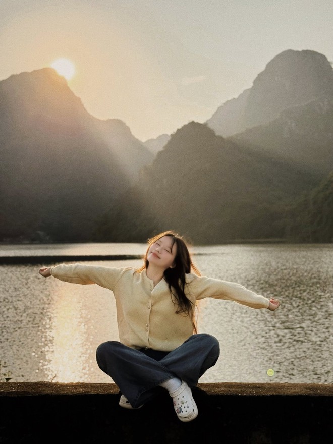 Phát hiện hồ nước bên thảo nguyên vắng vẻ, hoang sơ, du khách nhận xét: "Nói ở Hà Nội không ai tin!" - Ảnh 4.