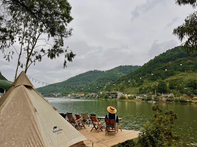 Phát hiện hồ nước bên thảo nguyên vắng vẻ, hoang sơ, du khách nhận xét: "Nói ở Hà Nội không ai tin!" - Ảnh 8.