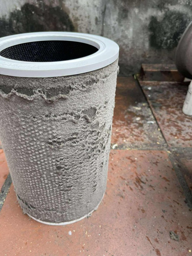Cận cảnh bộ lọc không khí của một gia đình ở Long Biên: Không ngờ lại đến mức này! - Ảnh 2.