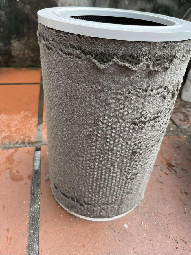 Cận cảnh bộ lọc không khí của một gia đình ở Long Biên: Không ngờ lại đến mức này! - Ảnh 1.