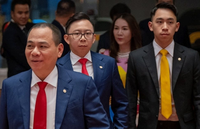 Tỷ phú Phạm Nhật Vượng và hai con trai tại lễ trao giải VinFuture 2024.