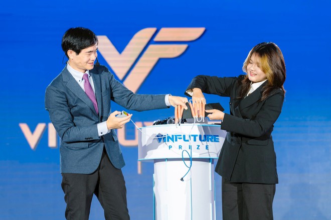 GS Raymond Kai-yu Tong chia sẻ về công trình nghiên cứu tại Diễn thuyết truyền cảm hứng. 