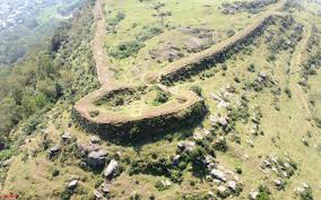 Ngọn núi ở Nghệ An cao chỉ hơn 100m, du khách nhận xét cảnh như nước ngoài, trên đỉnh có di tích đặc biệt - Ảnh 3.