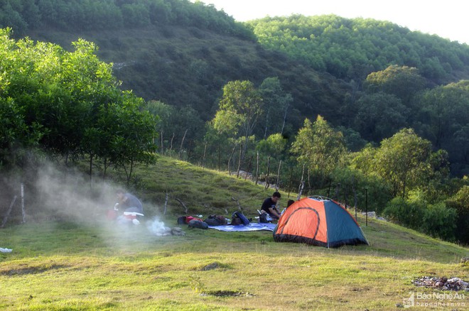 Ngọn núi ở Nghệ An cao chỉ hơn 100m, du khách nhận xét cảnh như nước ngoài, trên đỉnh có di tích đặc biệt - Ảnh 14.