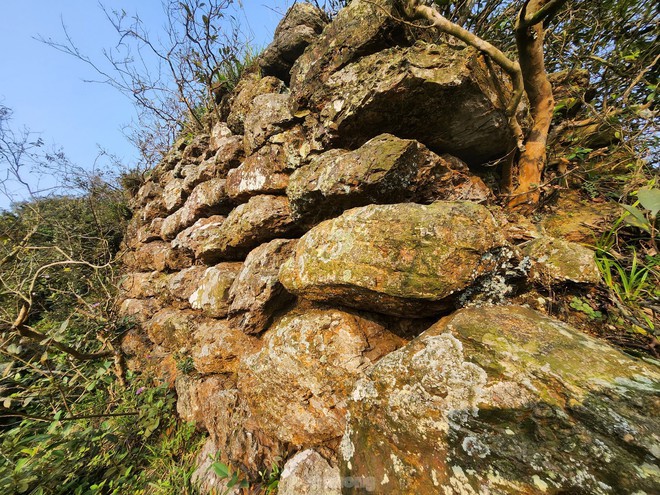 Ngọn núi ở Nghệ An cao chỉ hơn 100m, du khách nhận xét cảnh như nước ngoài, trên đỉnh có di tích đặc biệt - Ảnh 7.