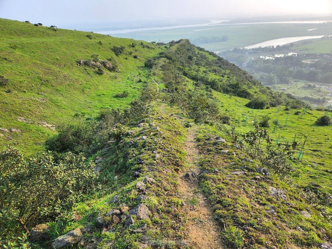 Ngọn núi ở Nghệ An cao chỉ hơn 100m, du khách nhận xét cảnh như nước ngoài, trên đỉnh có di tích đặc biệt - Ảnh 5.