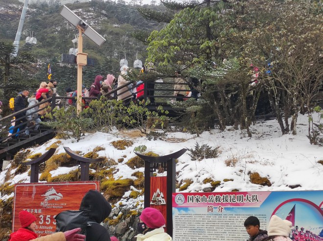 Khách Việt kể chuyện đi ngắm tuyết trên núi cao hơn 4000m ở Trung Quốc, nhận xét: "Không ngờ đến mức này!" - Ảnh 1.