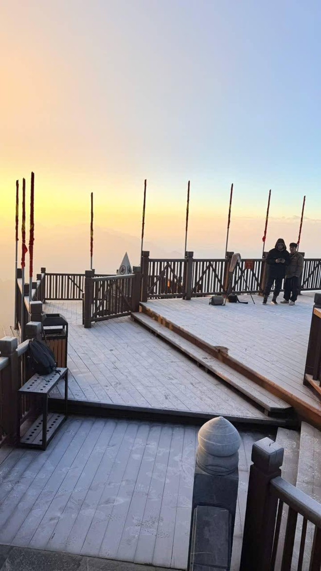 Ngoài Fansipan, đây là nơi lạnh không kém ở miền Bắc hôm nay: Cũng là núi, nhiều năm có băng giá, tuyết - Ảnh 3.