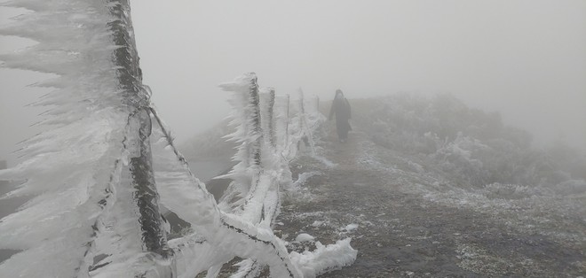 Ngoài Fansipan, đây là nơi lạnh không kém ở miền Bắc hôm nay: Cũng là núi, nhiều năm có băng giá, tuyết - Ảnh 9.