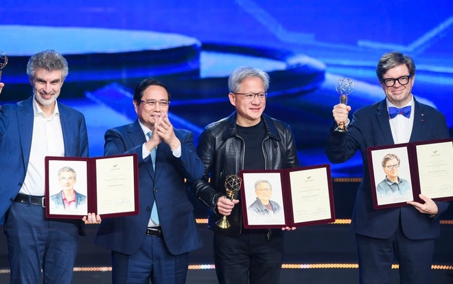 Thủ tướng trao chứng nhận cho chủ nhân Giải thưởng Chính VinFuture 2024.