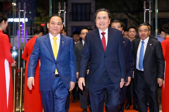 Chủ tịch Quốc hội Trần Thanh Mẫn và tỷ phú Phạm Nhật Vượng dự lễ trao giải VinFuture 2025, tối 5/12. 