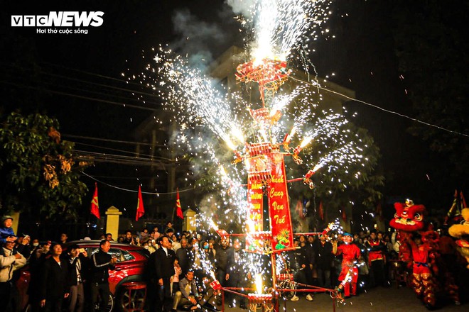 17 'ông lợn' nặng 2 tạ được trang điểm, mặc áo choàng tế Thành hoàng làng - Ảnh 10.