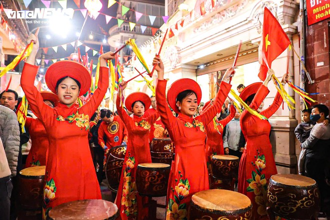 17 'ông lợn' nặng 2 tạ được trang điểm, mặc áo choàng tế Thành hoàng làng - Ảnh 8.