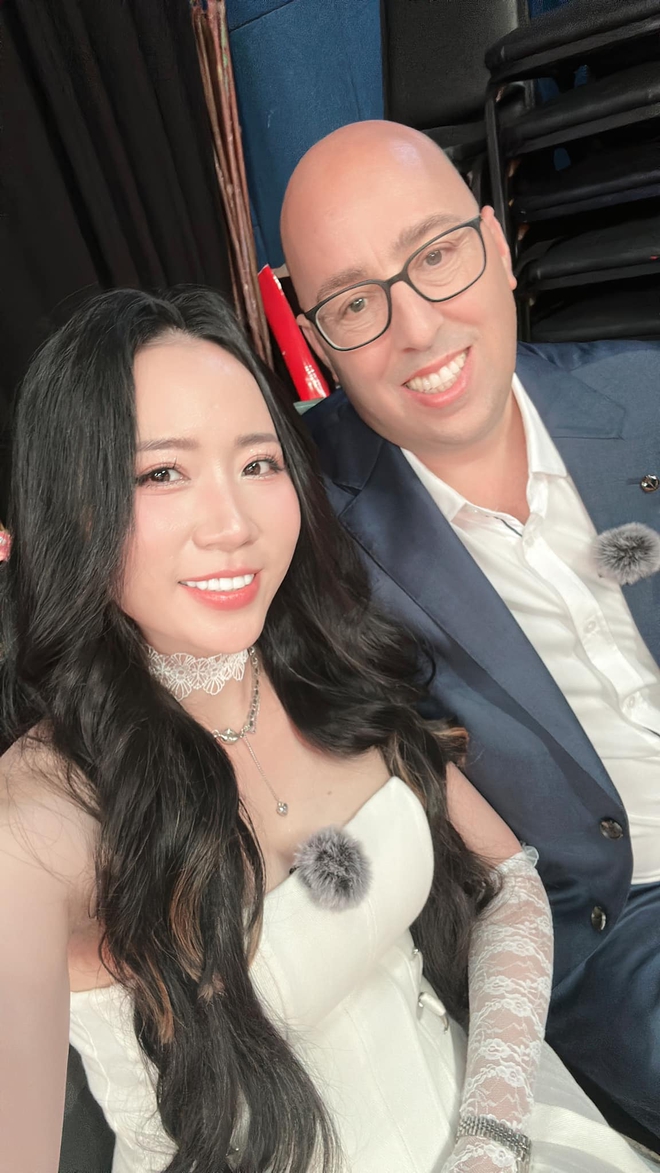 Cưới giám đốc Tây hơn 14 tuổi, vợ trẻ tiết lộ điều bất ổn mỗi đêm ngủ cùng chồng - Ảnh 2.