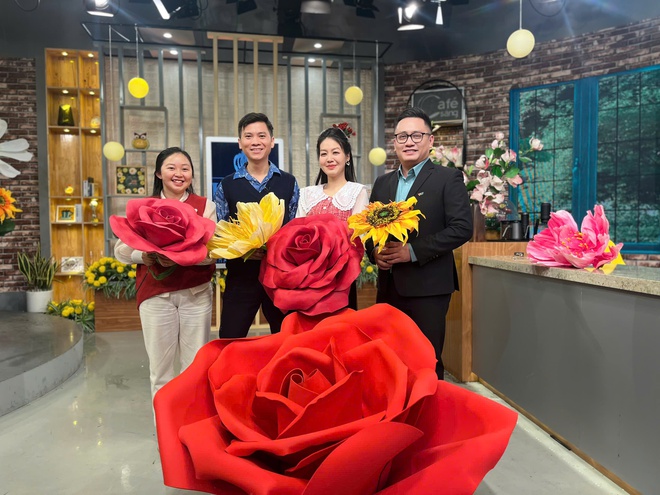 Nhà thiết kế Đỗ Kiên Giang đứng thứ 2 từ trái qua phải.